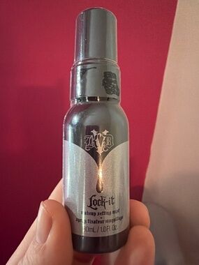 Kat von d lock it setting spray